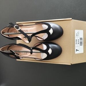 Journee Collection Women's Black Olina T-strap Heels